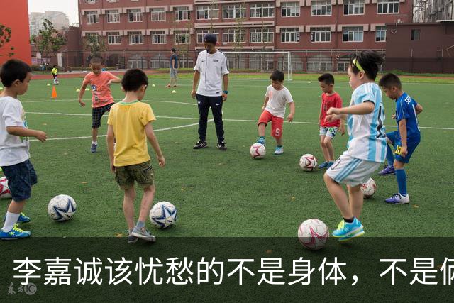 李嘉诚该忧愁的不是身体，不是俩窝囊儿子，是陪他30年没名分的她